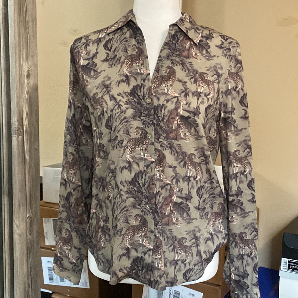 L’AGENCE green button down with leopards and leaves on it❤️